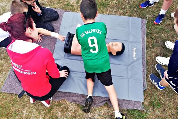 Djeca u Valpovu spremno prionula na učenje prve pomoći